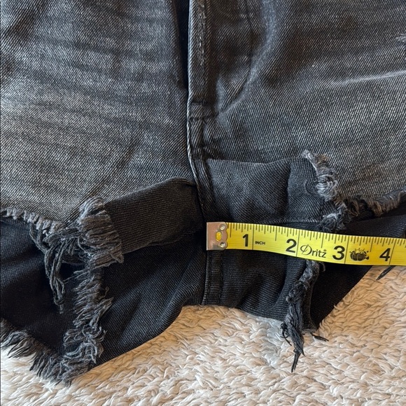 🩳 BLANK NYC Women’s Black Distressed Denim Shorts – Size 25 - Picture 3 of 7